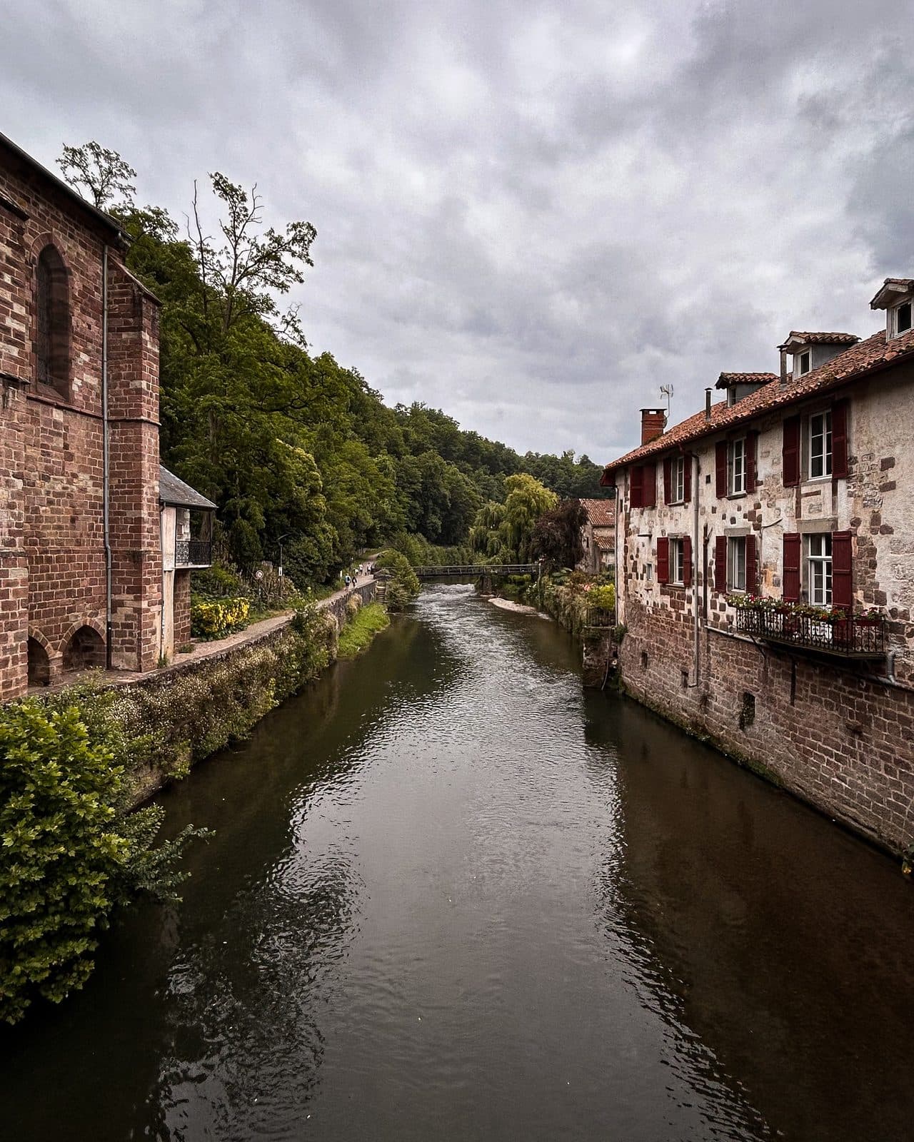 Stone houses of Saint-Jean-Pied-de-Port rising over the River Nive, the traditional starting point of the Camino Francés.